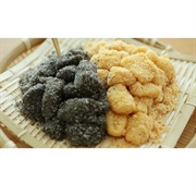Mua Chee (Glutinous Rice Dollops With Peanut Sugar Crumbs)