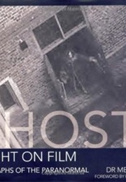 Ghosts Caught on Film: Photographs of the Paranormal (Melvyn Willan &amp; Donald West)