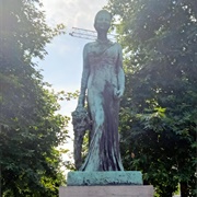 Statue Queen Astrid