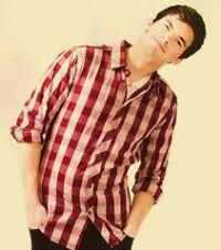 Ian Harding (Ezra Fitz)