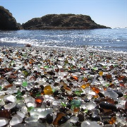 Visit Glass Beach (Fort Bregg, USA)