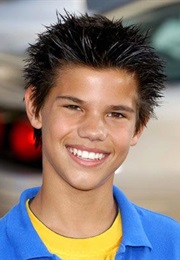 Taylor Lautner (1992)