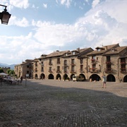 Plaza Mayor, Aínsa