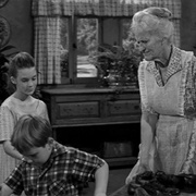 The Bewitchin' Pool - The Twilight Zone (6.8)