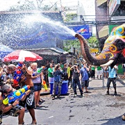 Participate in Thailand&#39;s Songkran Water Festival