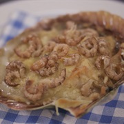 Vispannetje Met Koolvis, Zalm En Garnalen