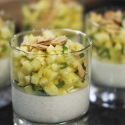 Panna Cotta Van Yoghurt Met Verse Ananas En Amandel