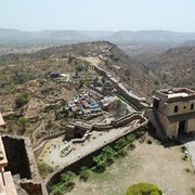 Walking on World's Second Largest Wall in Kumbalgarh, India