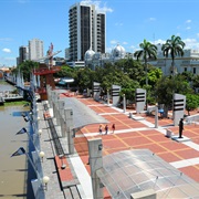 Take a Walk in the Malecón Simón Bolívar (Malecón 2000)