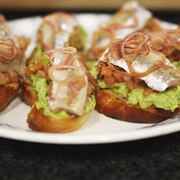 Bruschetta Met Guacamole, Tomaat En Gerookte Sprot