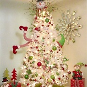 Decorate a Christmas Tree With a Theme