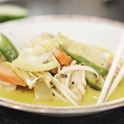 Kippenblokjes Met Groenten En Currysaus