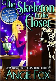 The Skeleton in the Closet (Angie Fox)