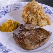 Varkenskotelet Met Wortelstoemp En Pickles