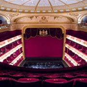 Watch an Opera or a Ballet at the Royal Opera House.