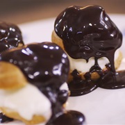 Profiteroles Met Ijs En Chocoladesaus