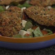 Kruidige Aubergine En Een Slaatje Met Buffelmozzarella