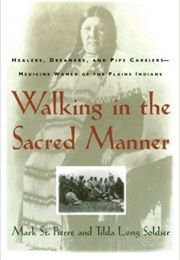 Walking in the Sacred Manner: Healers, Dreamers, and Pipe Carriers--Medicine Women of the Plains (Mark St. Pierre)