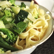 Tagliatelle Met Groene Groenten En Blauwe Kaas
