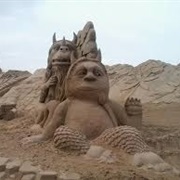 Attend to a Sand Sculpture Site