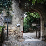 Juliet's Tomb, Verona