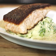 Gebakken Zalm Met Spinaziepuree En Mosterdsaus