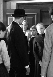 Leonard Proxauf and Maria-Victoria Dragus in Das Weiße Band (2009)