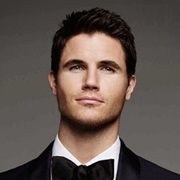 Robbie Amell