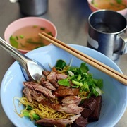 Bami Haeng Pet (Egg Noodles Served Dry With Duck)