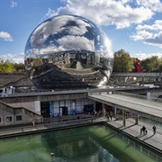 Watch a Movie in La Géode