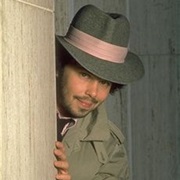 Herbert Viola ( Curtis Armstrong)