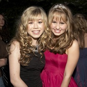 Jennette McCurdy and Debby Ryan