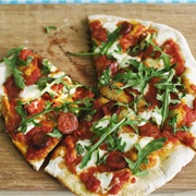 Pizza Met Chorizo, Rucola En Pikante Olie