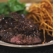 Onglet À L'échalotte Met Waterkers En Pommes Allumettes