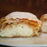 Túrós Rétes (Hungarian Puff Pastry Filled With Cottage Cheese)