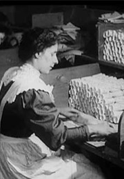 Making Christmas Crackers (1910)