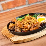 Teet Parn Yee Meen (Sizzling Hot Plate Yee Mee)