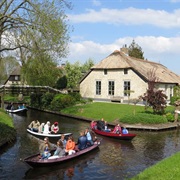 The Dutch Village of Giethoorn Has No Roads Only Canals