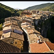 Castellfollit De La Roca: Tesoro Catalán