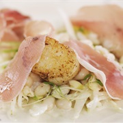 Salade Van Witte Bonen Met Sint-Jakobsnootjes En Gedroogde Ham