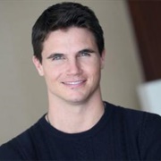 Robbie Amell