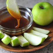 Apple Slices With Caramel Dip