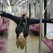 Poledance in Metro