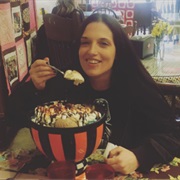 It's All So Yummy Cafe: 16 Scoops of Ice Cream, 3 Brownies, 3 Bananas