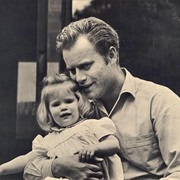 Vic Morrow & Jennifer Jason Leigh