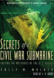 Secrets of a Civil War Submarine: Solving the Mysteries of the H.L. Hunley (Sally M. Walker)