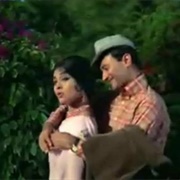 Aasman Ke Neeche Hum Aaj Apne Peeche