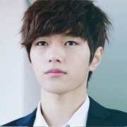 Kim Myung-Soo 김명수 (L)