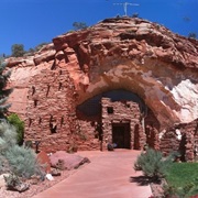 Moqui Cave, Utah