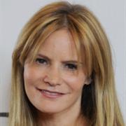 Jennifer Jason Leigh